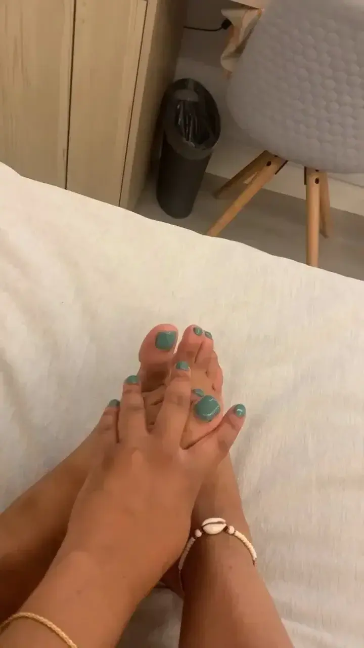 Qui veut bien me masser les pieds ?