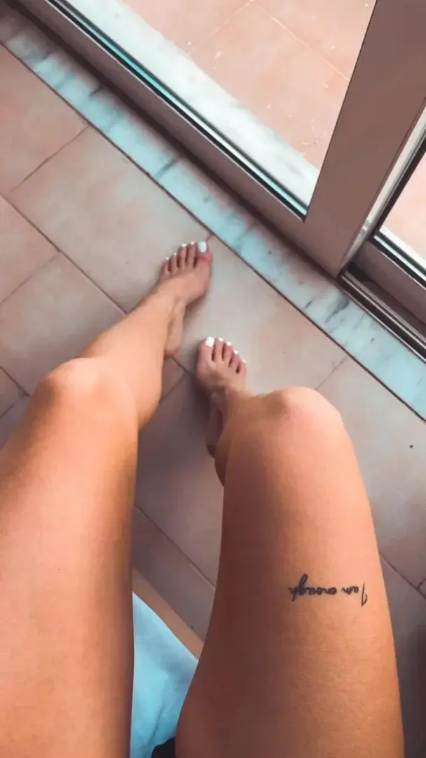Leak & nude MYM — Bellafeet15 : « Merry Christmas 🎄 » (MYM)