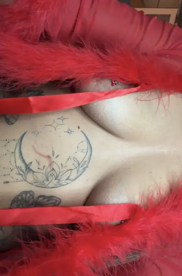 Une tenue rouge, zéro sagesse… ❤️‍🔥Nouvelles photos + contenu exclusif dispo maintenant 😈#mymfrance #lingerie #piercinggirl #softtease #vipcontent