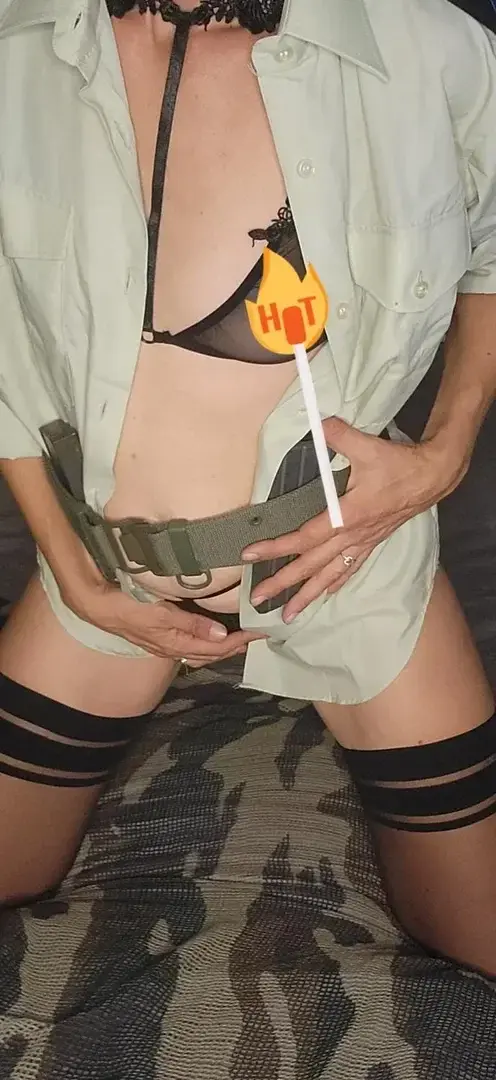 Il fait chaud à la caserne.....👅