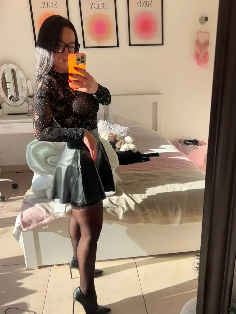 Leak & nude MYM — Sexyfrenchie_ : « Voici le début du longue série 🖤 » (MYM)