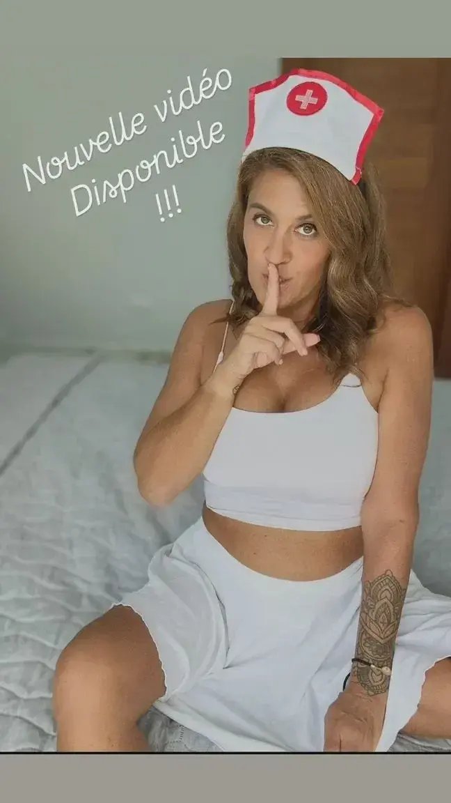 Abo gratuit 😘 Un petit café et un aperçu de ce qui se cache sous mon déshabillé. Je parie que tu as déjà envie d'en voir plus. 😈