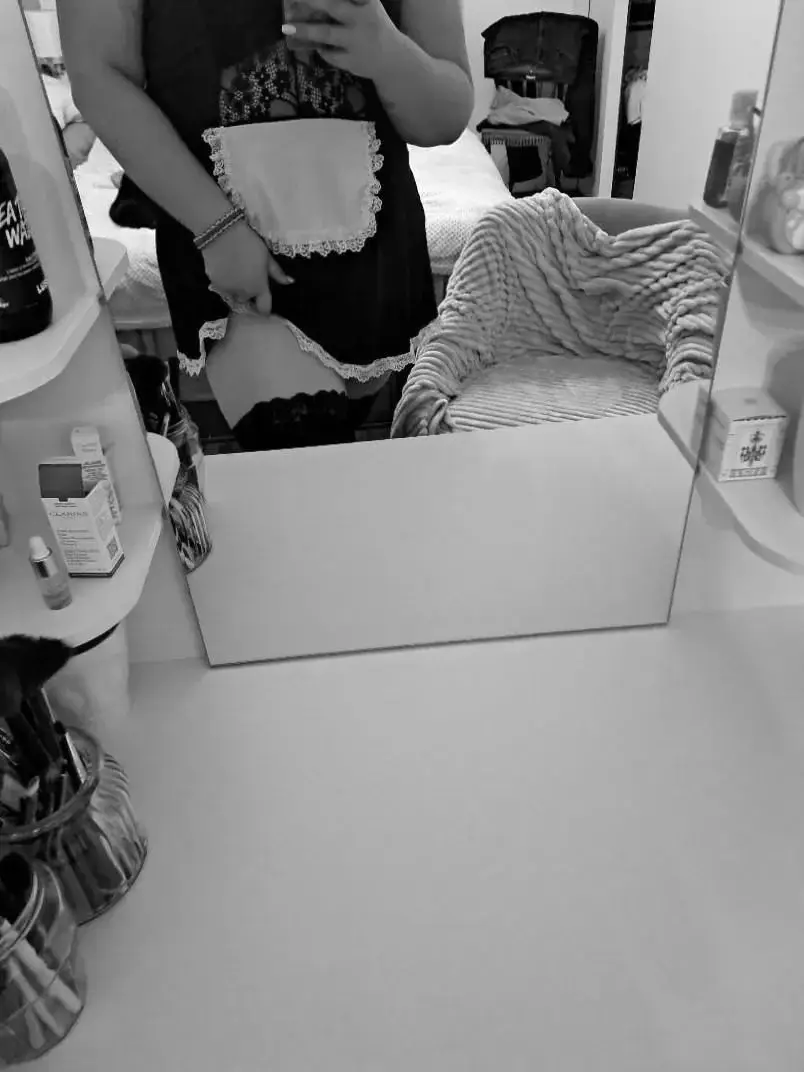 La nuit dernière je te voulais et te désirais tant… Je voulais te sentir près de moi,  te sentir en moi.Touche moi, Déshabille moi! Embrasse moi!!!