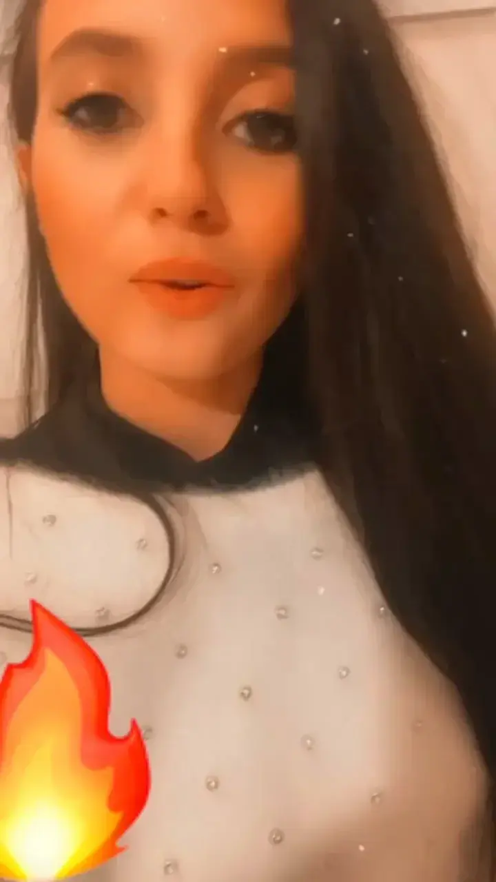 Teaser de mon DÉFI avec le pote de mon petit frère !! Rejoins-moi vite pour matter ma sextape INTÉGRALE !!SEXTAPE PRIVÉE DÉFI NUMÉRO #7 🎥🔞 Mon objectif : me taper le pote de mon petit frère qui vient d’avoir 18 ans 💦🔞🔞 Je suis tellement une S*LOPE qui adore la BITE que je n’ai pas pu m’empêcher de me taper le POTE de MON PETIT FRÈRE !! Oui tu as bien entendu! J’ai eu envie de me le faire et de le faire GICLER tout son FOUTRE en bonne ch*enne que je suis !!! 💦 Il va s’en rappeler longtemps ! 🔞😱 Depuis que j’ai découvert la bite je ne peux plus m’en passer c’est tellement bon!!!!! Tu es le prochain ? 🥵