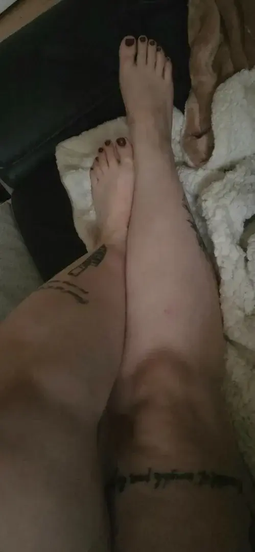 Petit pieds 🤤🦶N'hésitez pas a vous abonner et a venir demander plus de contenus en privée 🤗