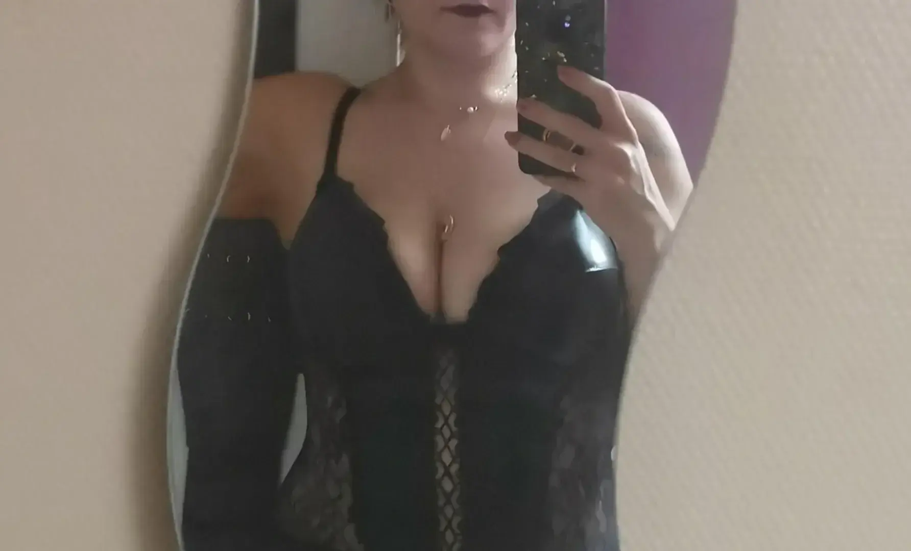 Toutes les matières sont propices à l'éveil des sens #latex #vinyl #dentelle #cuir #nofilter #naturalgirl #reallife #libertine #sexygirl #boobs