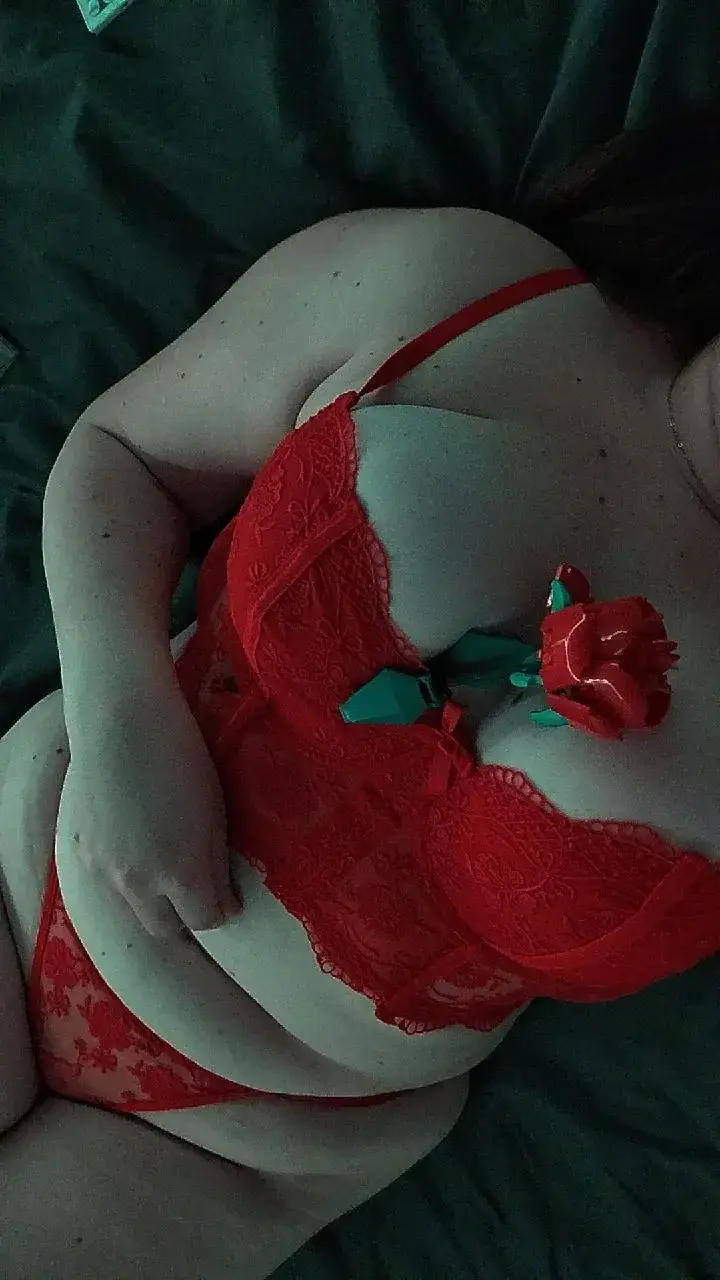 Leak public de Aesthetic_lou_z_ — « Bientôt la Saint-Valentin, la lingerie rouge est de sortie pour l'occasion 🫣❤️‍🔥 » (nude) sur MYM