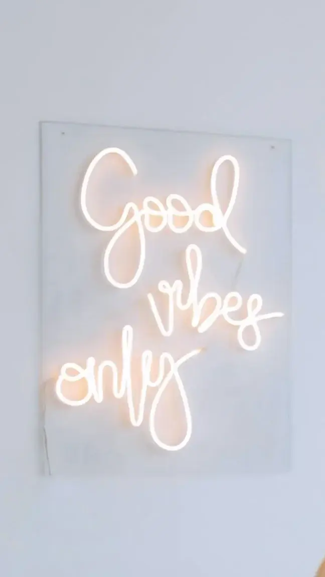 Leak & nude MYM — Julia_sltn : « Faire du yoga, c’est apporter des good vibes à sa journée !Et vous quelles good vibes vous avez dans votre journée ? ✨ » (MYM)