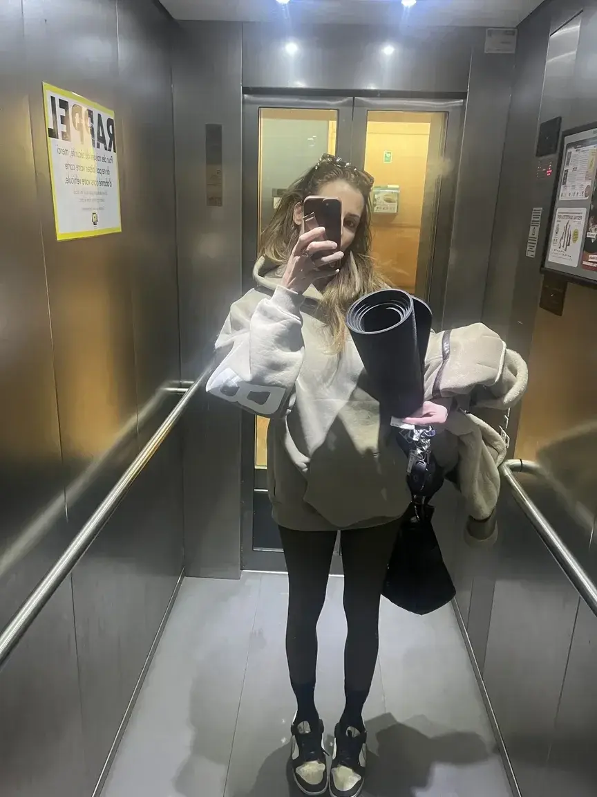 Leak & nude MYM — Julia_sltn : « Les photos d’ascenseur vous aussi vous en faites ? » (MYM)