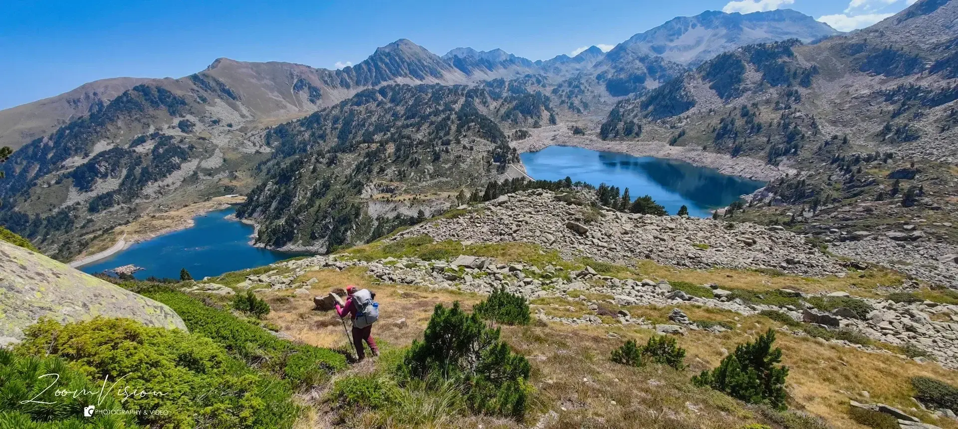 MASSIF DU NÉOUVIELLEOn est au départ de La Mongie et on s’élance pour quatre jours dans la réserve du Néouvielle, l’un des lieux les plus sauvages et spectaculaires des Pyrénées. Au programme : 34,5 km, +2 255 mètres de dénivelé positif et −2 246 mètres de dénivelé négatif, des lacs glaciaires à perte de vue, et des bivouacs en altitude sous un ciel d’étoiles.On va vivre la montagne comme on l’aime : humblement, avec respect, avec l’effort mesuré du pas après pas, et cette sensation de liberté qui accompagne chaque montée. Installez-vous confortablement — on vous emmène avec nous sur ces sentiers où la nature règne encore en maître.