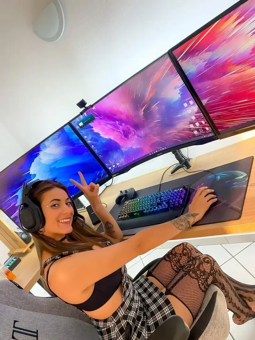 Gaming Time 🐰🌸#sexy #gaming #resille #geek #salopette #brune #body #like #love