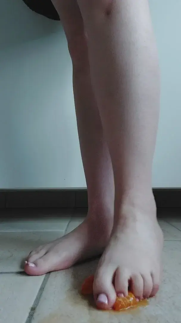 Leak & nude MYM — Footmaitressehippolyte : « A défaut de pourvoir écraser une paire de couille ce soir 🤪 » (MYM)