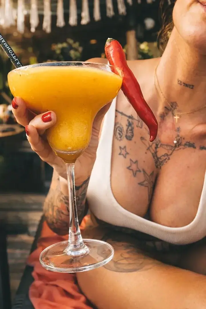 Leak & nude MYM — Tatjanavolks : « Les semaines à venir s’annoncent aussi spicy que ce cocktail 🌶️.Live from Bali.Profite de ton abonnement à 10€.#spicy #inked #boobs » (MYM)