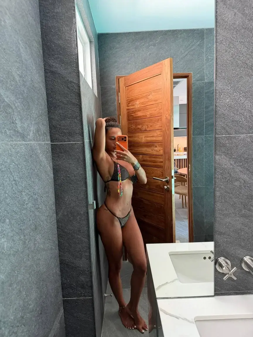 Aperçu public — Astridnelsia : « Tu viens on prends une douche ? 😇💋 » (MYM) — pas un leak