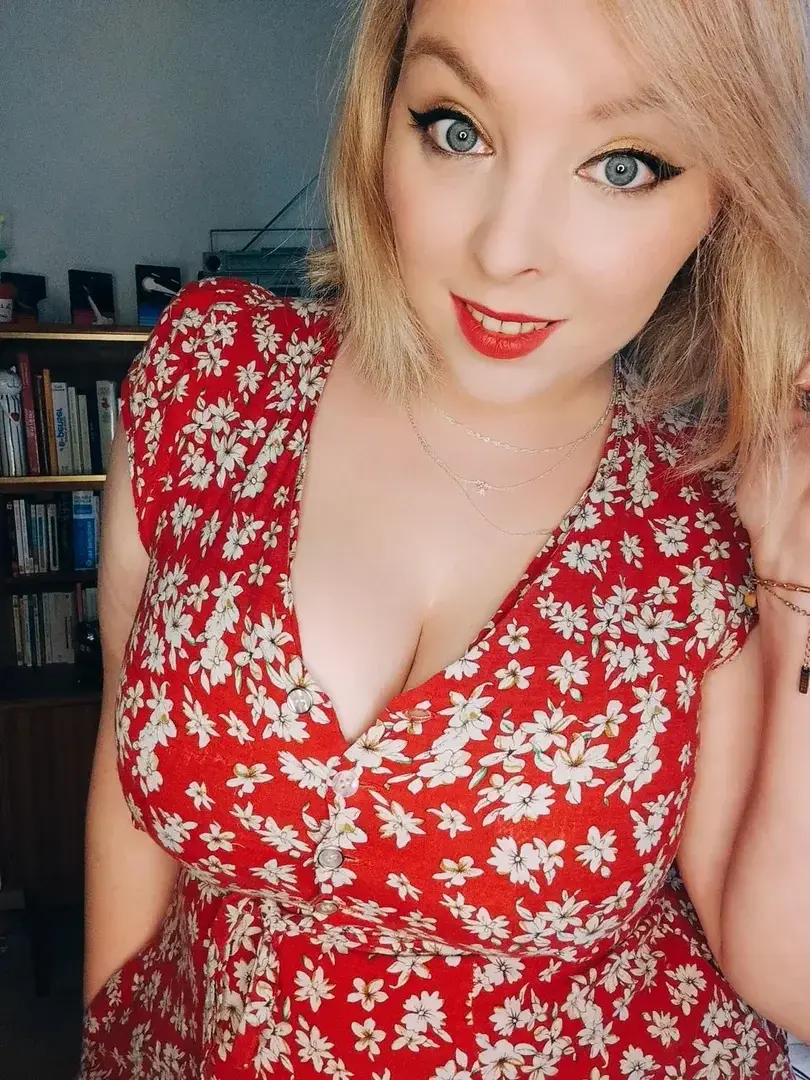 Mes grands yeux bleus et ma bonne bouche juste pour que ta queue prenne bcp de plaisir 🔥Profite de -15% sur ton abonnement avec le code JUNABO15 ! Il est temps d'enfin découvrir l'envers du décor 😜🌹