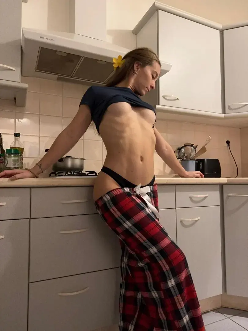 Leak public de Juicy_lilie — « Abo 100% gratuit ❤️‍🔥 On fait connaissance ? 🙈 » (nude) sur MYM