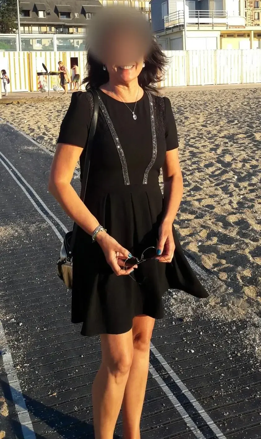 Suis je nue sous cette robe ? 😍😉