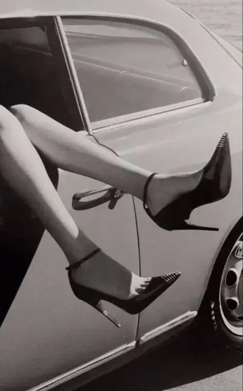 Bonjour les amis ! 👠Un peu d'élégance...#feet #woman #car #cars #fetish #girls #feetgame #feetnation #domination #heels #heel #blackheels #foot #pieds #pied #feetfetish
