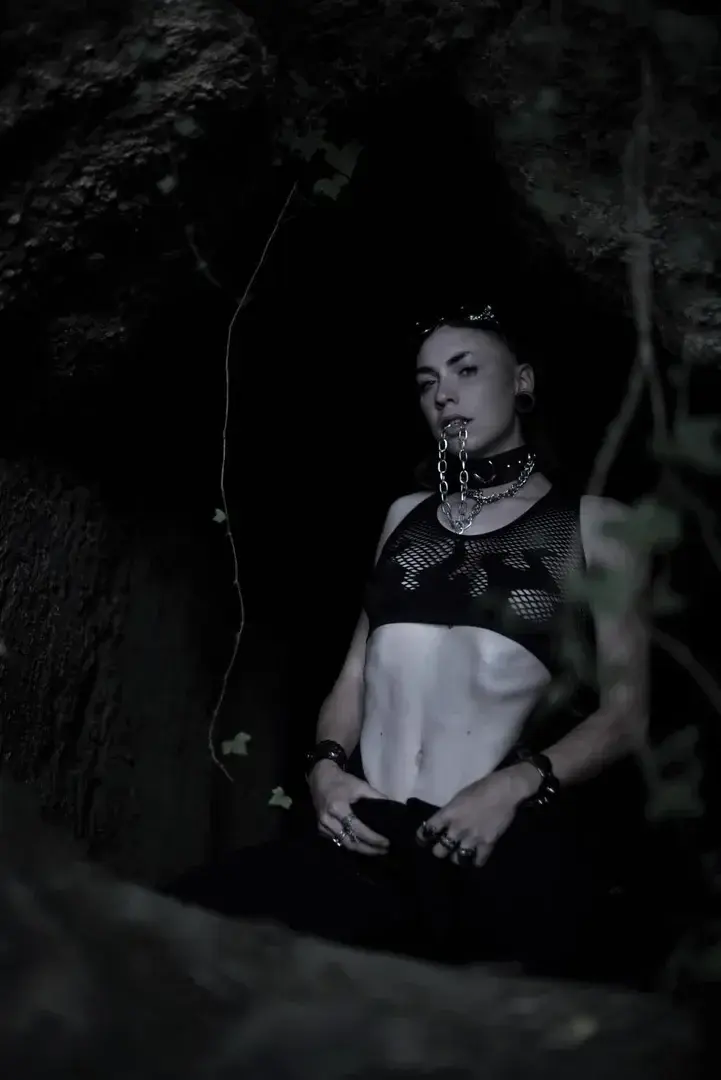 ° C H A I N S  &  B O N E S °°Who doesn't love the feeling of cold metal on skin ?°#alt #photography #darkart #goth #chains