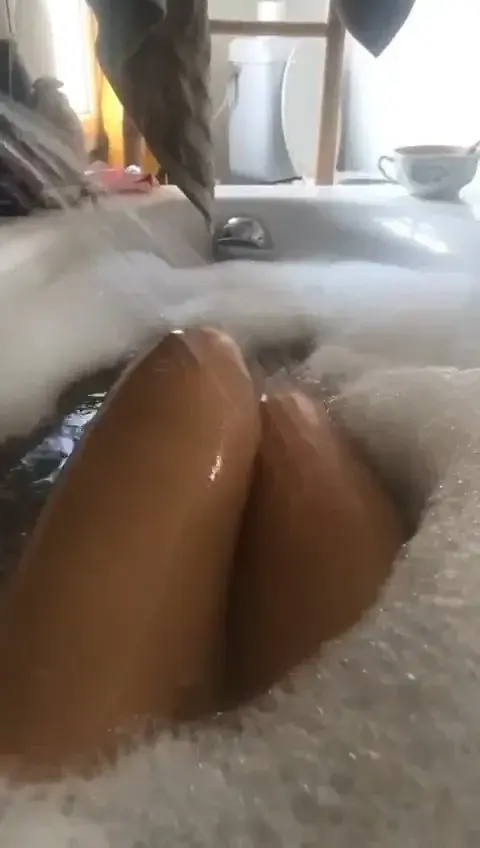 Qui aimerais prendre un bon bain chaud avec moi ? 🙄😈