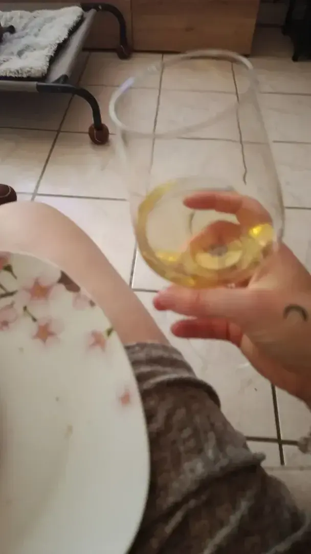 Leak & nude MYM — Tutti-frutty : « Il va y avoir des nouvelles vidéos dans quelques jours les bonbons ..A la vôtre en attendant ;)Alors pour vous c'est quoi ma pisse? Ou simplement du vin blanc ? » (MYM)