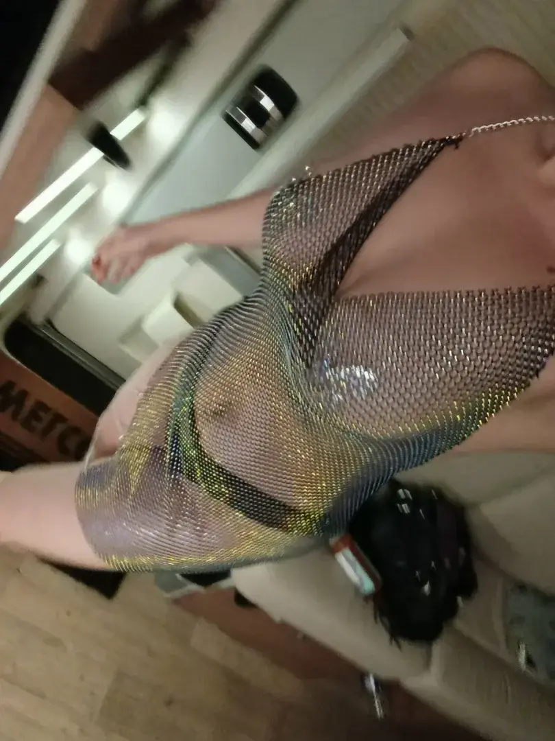 Leak & nude MYM — Tutti-frutty : « Cette robe me donne des belles courbes vous trouvez pas ? » (MYM)