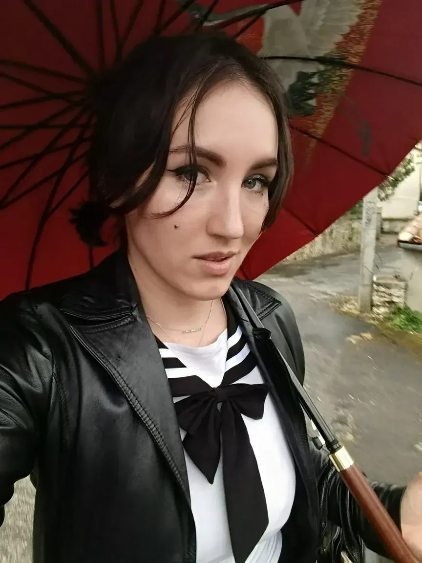 Salut mes bonbons parfois je répond pas et quelques personnes peuvent êtres totalement compréhensif puis d'autres non ;)On a tous une vie merci de votre compréhension ;)