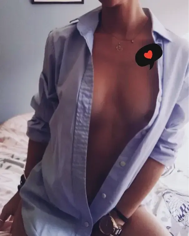Une chemise d'homme, rien de plus après avoir fait l'amour...Tu veux la vidéo ?Abonne toi