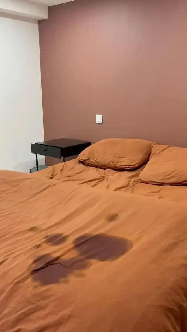 J’avais très envie de me faire du bien… et j’ai décidé de ne surtout pas me retenir.Je ne te dis pas tout, mais le plaisir est monté très vite… jusqu’à une explosion intense et incontrôlable.Un moment ultra authentique, ultra sensuel… et un squirt comme tu n’en as jamais vu 👼