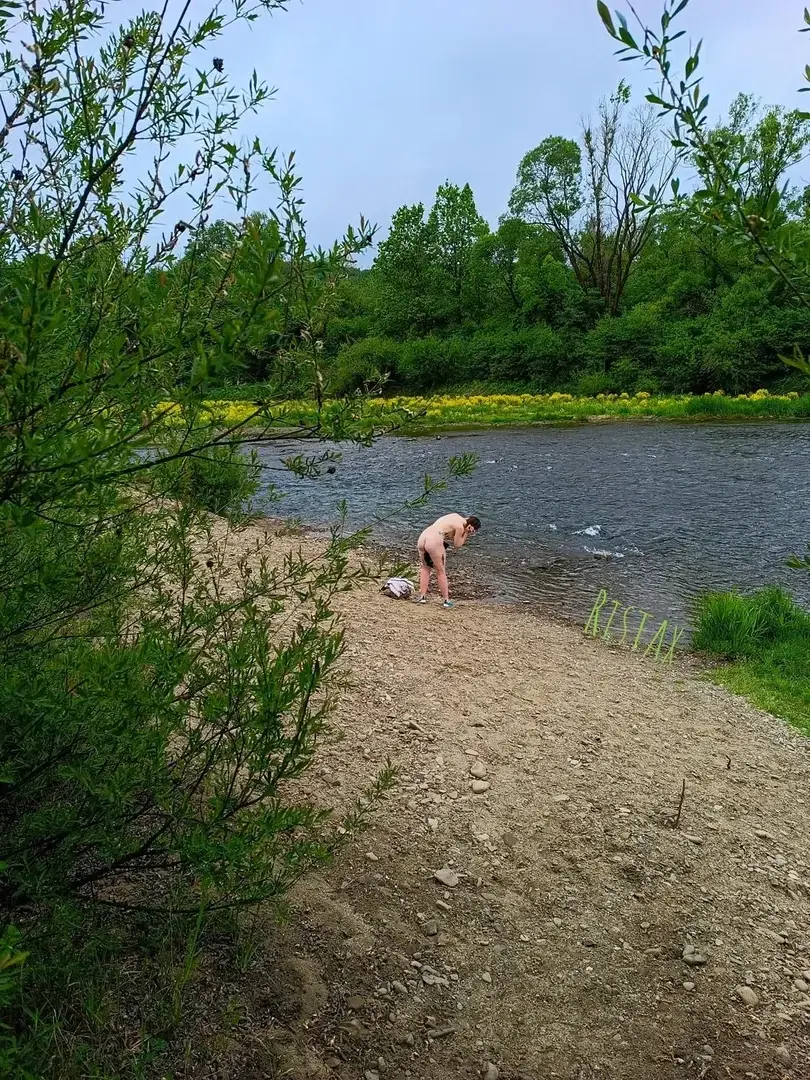 Une petite baignade nue dans une eau un peu froide 😂A quick nude swim in slightly cold water 😊