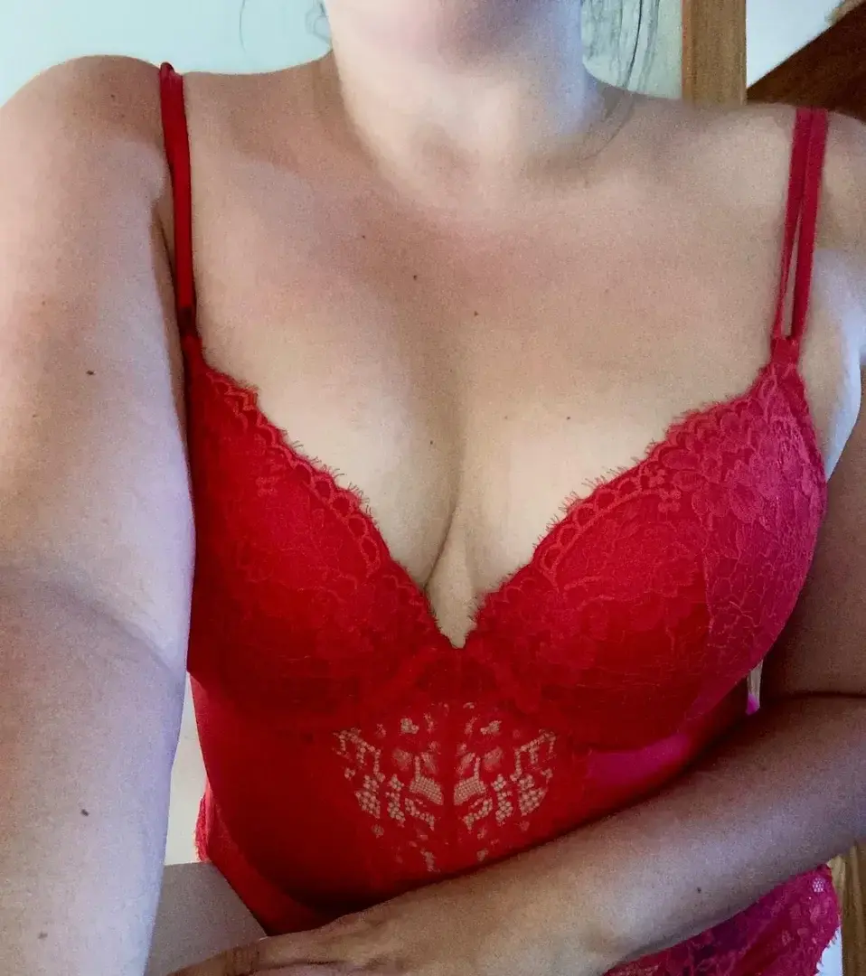 Leak public de Anaiss08 — « Et en rouge,  t’en penses quoi?🫣🥵 » (nude) sur MYM