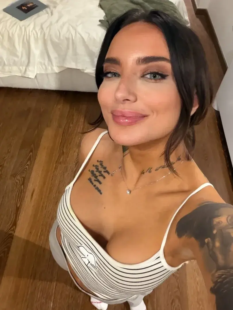 Babe sub now and u get something special 🤫🔥🔥💦