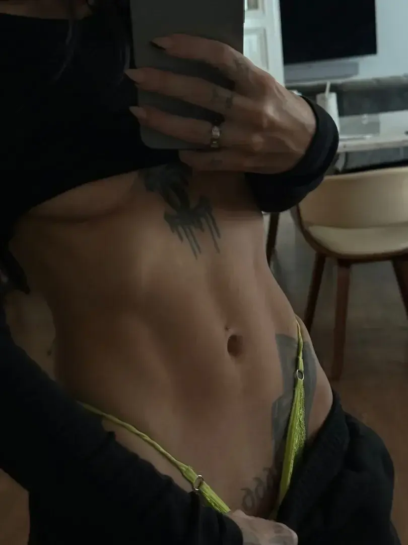 U wanna see all of my tatts? Sub now 😏😘 I’ll show u 😈🔥