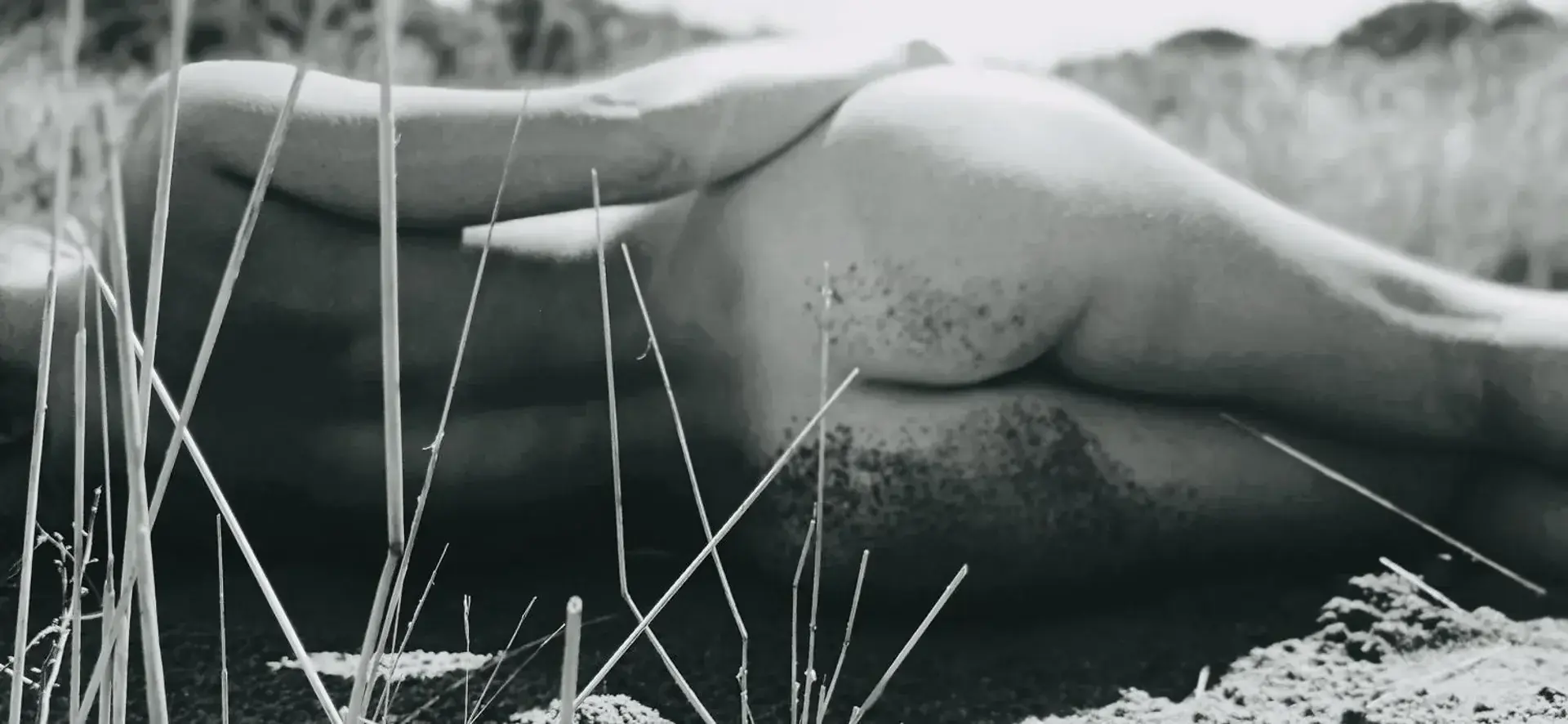 Histoire de poème#fille #nue #fesses #sexy #model #pose #girl #coquine #naked #b&w #n&b