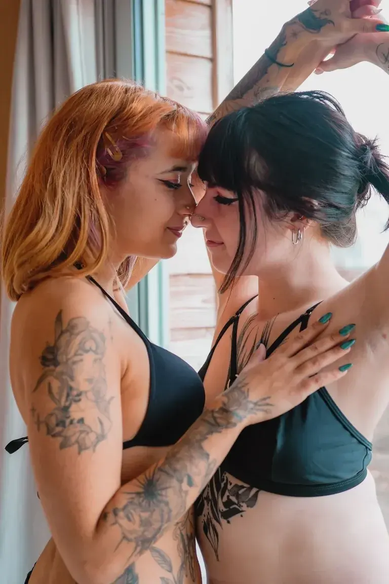 Leak & nude MYM — Yllaaa : « Trop sexy toute les 2 non ? Notre 1ère vidéo sort demain 😈 » (MYM)