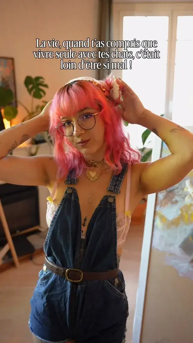 Leak & nude MYM — Yllaaa : « On me répète à longueur de journée : « pauvre fille », « tu dois être perdue », « elle ne sera jamais heureuse »…Alors qu’en réalité, je vis ma meilleure vie, tranquille avec mes chats 🌿🐾✨ » (MYM)