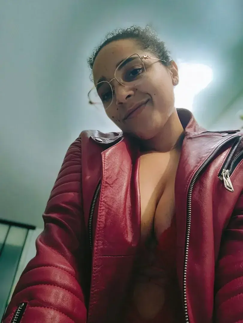 Cuir et dentelle un bon combo 😈 Tu en penses quoi ?