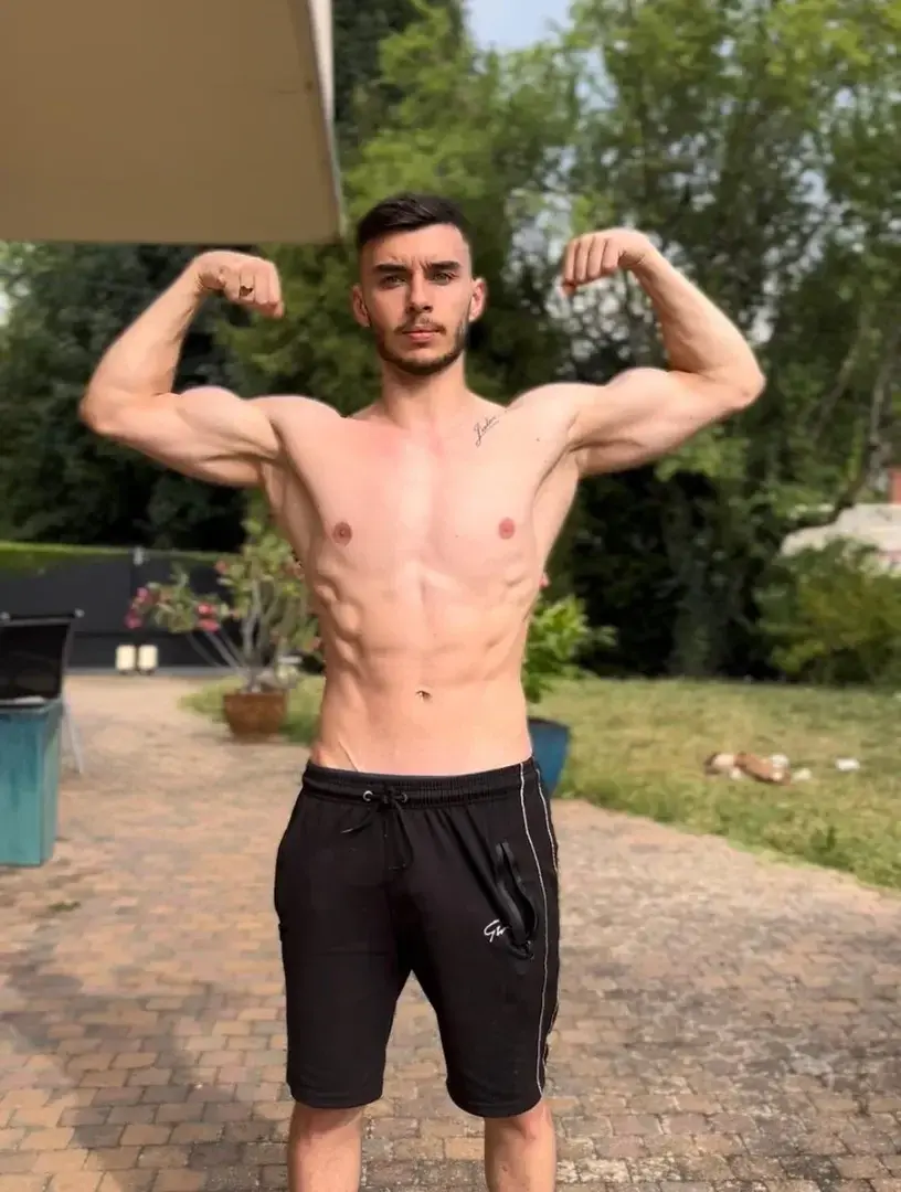 Leak public de Gabinouvilla — « Quels sont tes objectifs ? Tu t’entraînes en salle ou à la maison ? 💪 » (nude) sur MYM