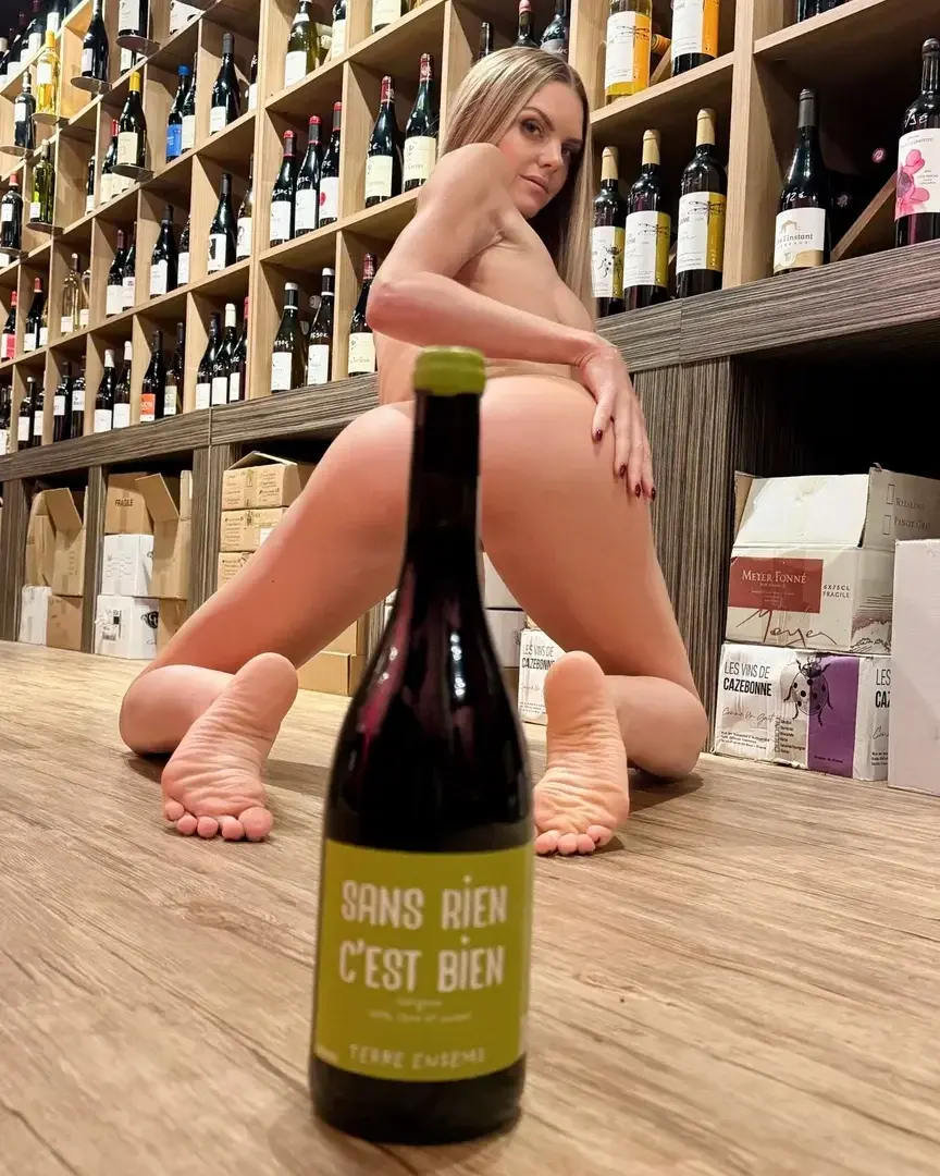 Le simple Vlog pour mon amie d’enfance termine en vlog PORN après que le commerçant m’ait reconnu 😱🙈 Partie en Week-end chez une copine, je m’arrête en chemin acheter un bouteille de vin. Je demande conseil au vendeur car je n’y connaît strictement rien ! Arrivé au moment de payer et d’une blague un peu osée, il m’avoue qu’il me reconnaît des réseaux. Il est plutôt pas mal donc je lui demande s’il peut prendre une petite pause. Il ferme le rideau métallique, je sort sa bite déjà bien dure de son jean; et je me met à genou pour le pomper bien baveusement. Il m’a foudroyer dans plusieurs positions pour bien me faire crier et jouir 😈 il a terminé par cracher tout son foutre directement au fond de ma gorge pour que j’avale tout c’était incroyable 😱 C’était complètement dingue ! En general dans mes défis, je pars avec l’idée de faire une vidéo, dans celle ci c’était totalement imprévu, ça ma fait mouillée comme une petite chi*nne 🙈💦