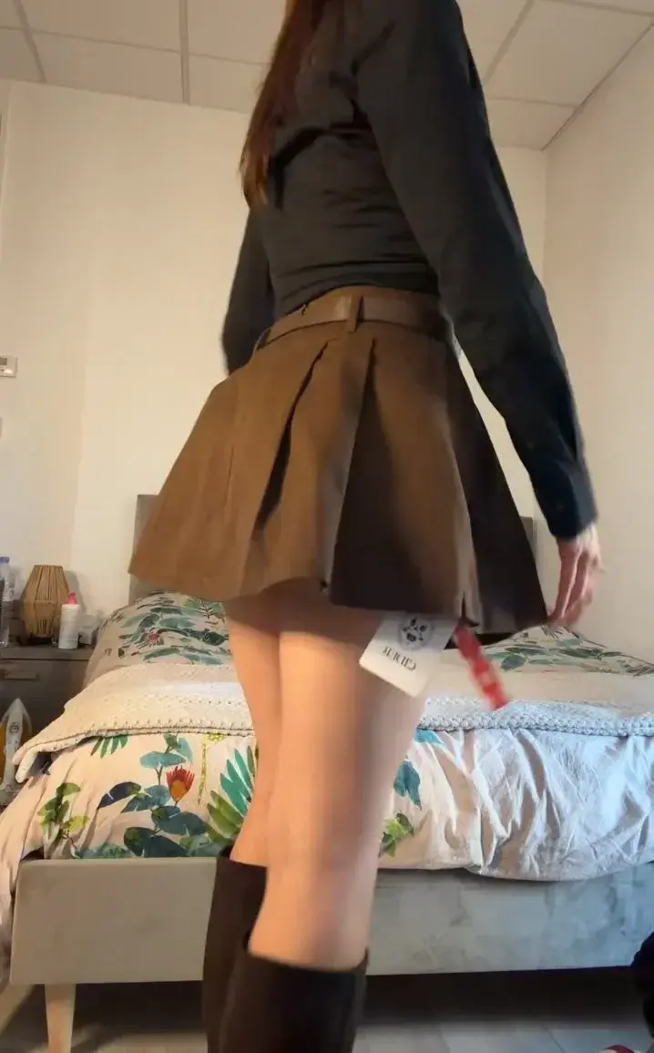Skirt 🤎 #brunette #petite #french