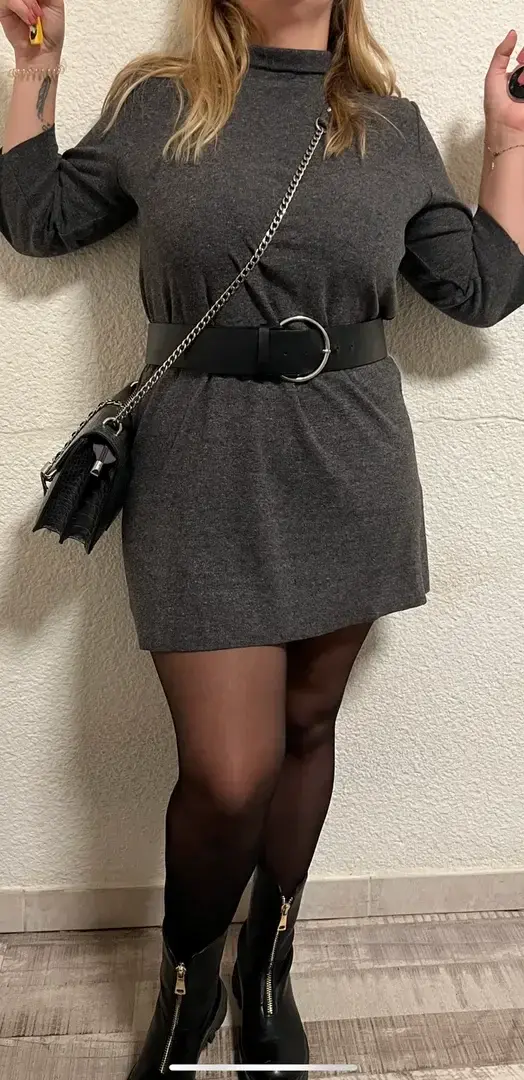 Tu veux voir sous la robe ? Pas de soucie vient en privée mon lapin !Tu veux me voir pendants des heures entières vient en privée, tu aura tout ce que tu désires mon lapin à très vites bisous 🍆💦🍑