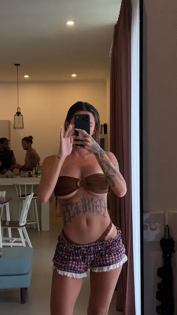 Gros boobs et un bikini qui fait de son mieux 😌
