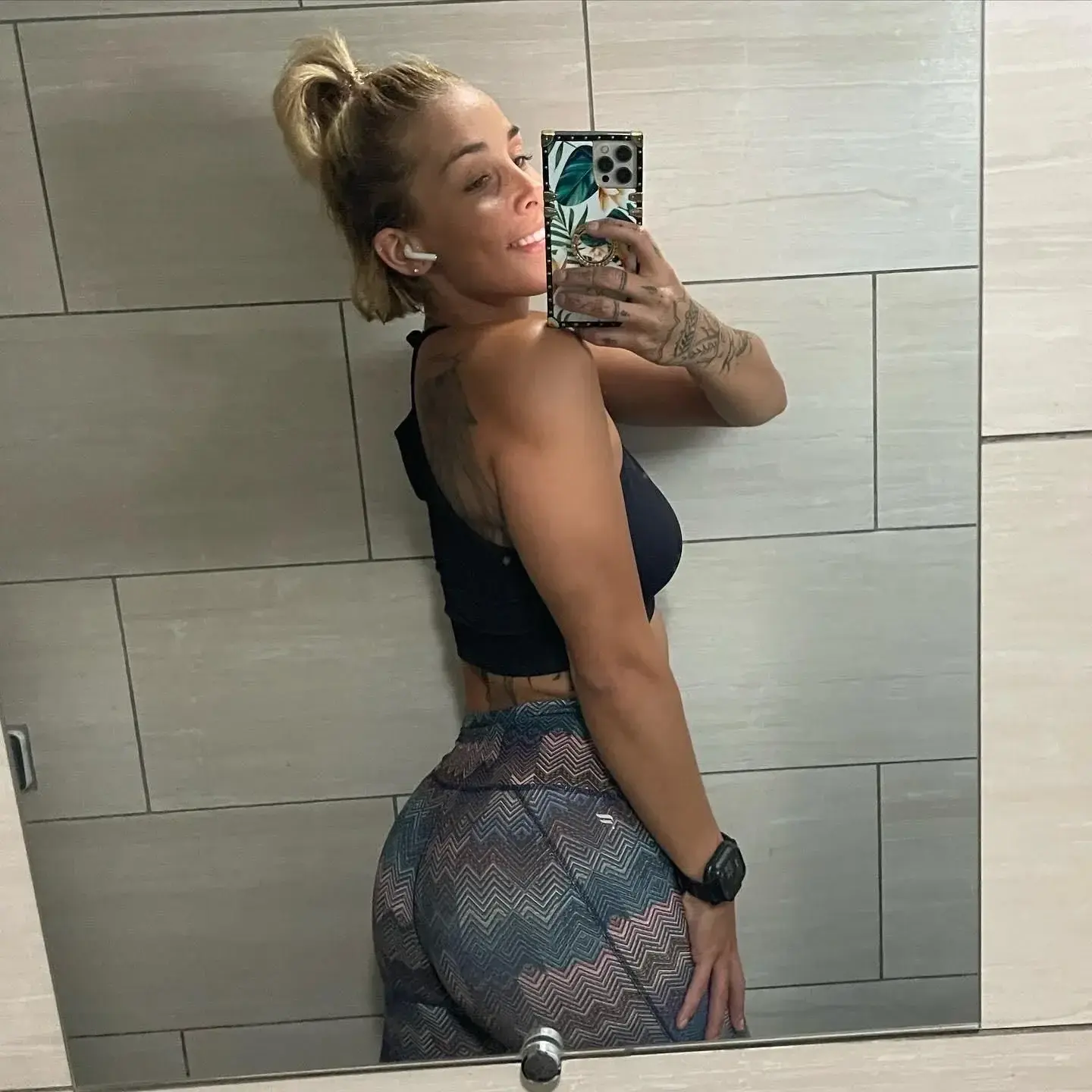 Peachy bum from a good workout 🏋️‍♀️ 🍑