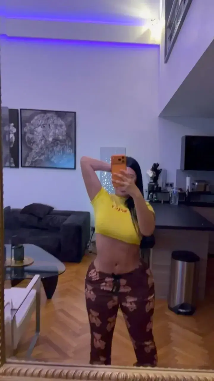 Leak public de Luxy_capi — « Petite journée tranquillement à la maison j’aime trop 🫦 viens discuter avec moi je suis en ligne toute la journée et soirée pour échanger 💘 » (nude) sur MYM