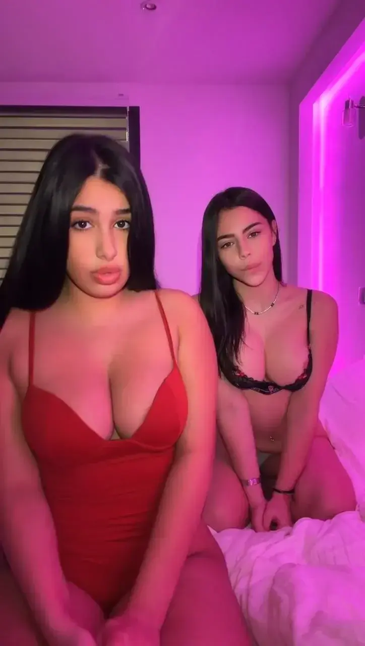 Toutes mes sextapes sont disponible dans mes media on demand 🥵🔞 j’ai tout bb des sextapes avec Capi, de l’anal, des solo masturbation, des sextapes lesbienne 🔥J’ai aucun tabou bb je suis la plus grosse chienne de M¥M