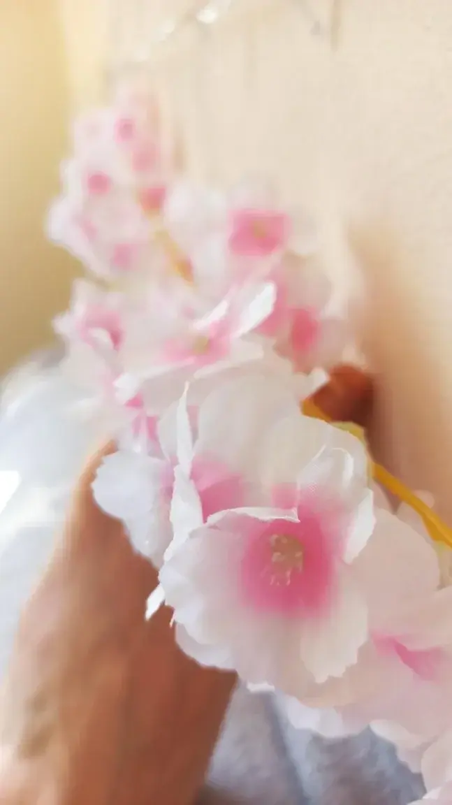 Petit pied cache dans les fleurs
