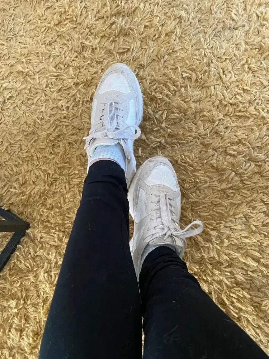 Leak & nude MYM — Lynnfeet : « Une promenade ? #feet #foot #toes » (MYM)