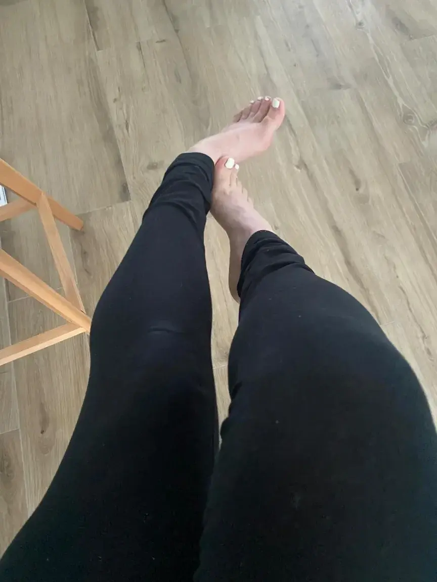 Leak & nude MYM — Lynnfeet : « Aujourd’hui c’est chill 🤭 #feet #foot #toes » (MYM)