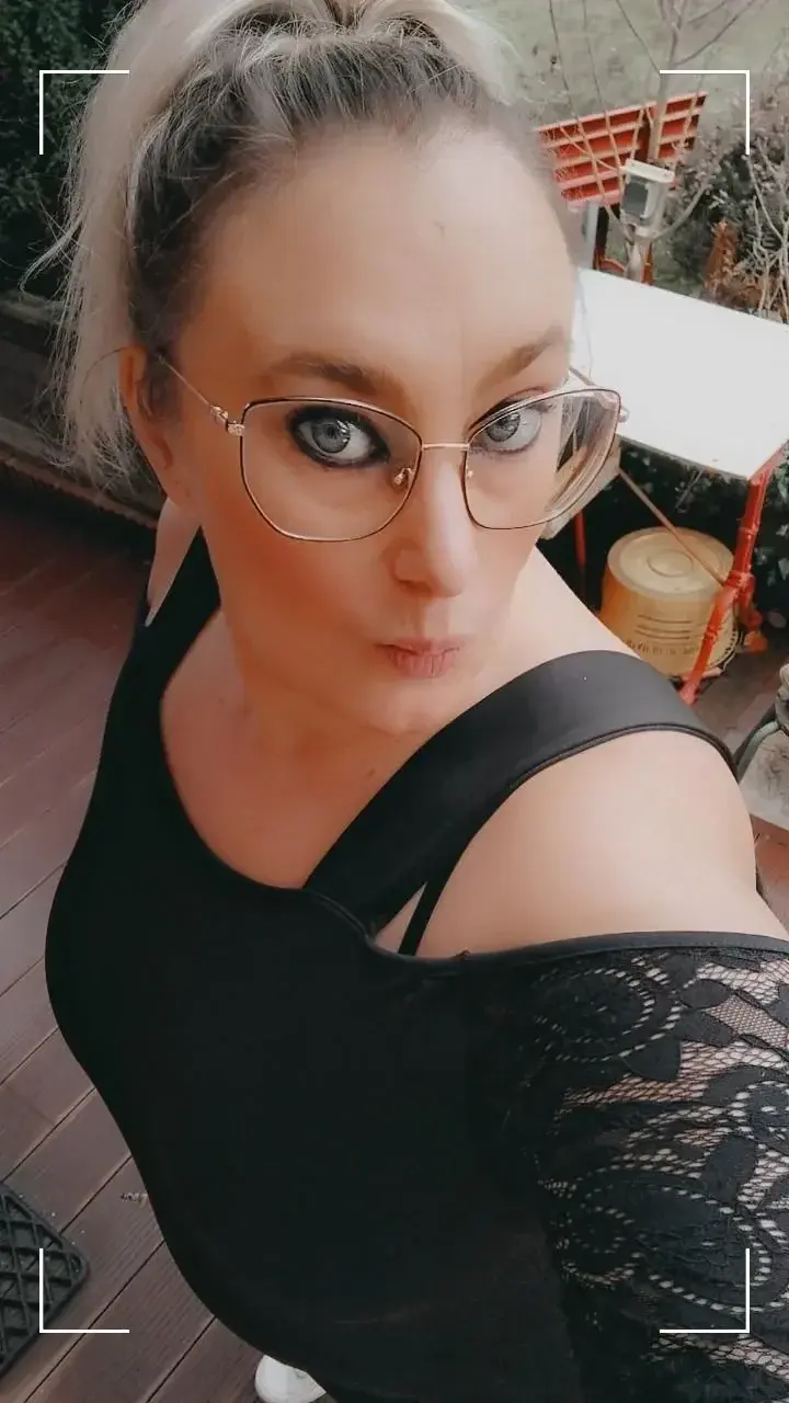 Leak public de Rondeyeuxbleu — « description de la photo » (nude) sur MYM