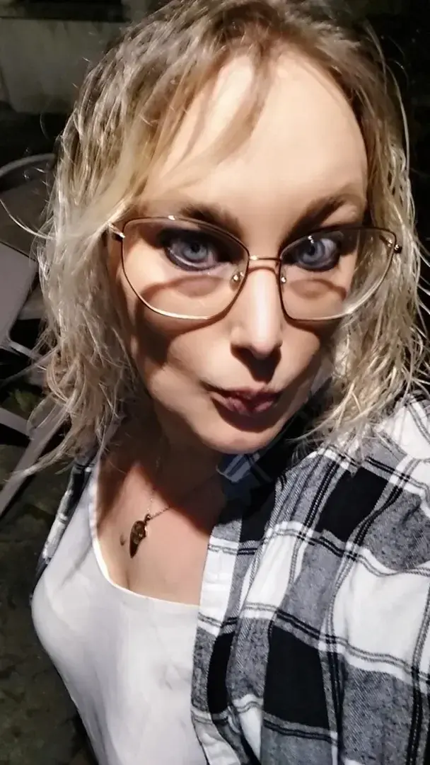 Leak public de Rondeyeuxbleu — « description de la photo » (nude) sur MYM